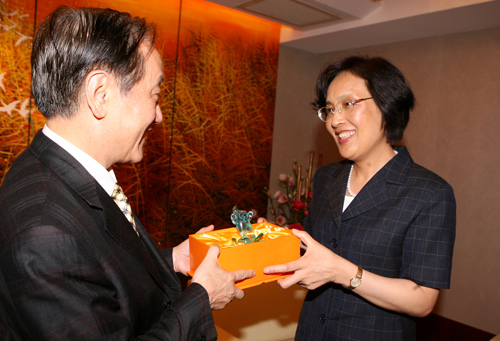 上海世博会执委会专职副主任钟燕群向台湾新党主席郁慕明赠送纪念品