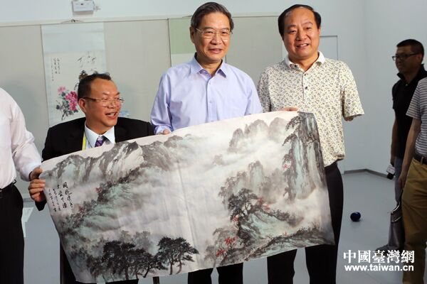台湾残障书画家陈土金(左一)和大陆口书艺术家李墨奇将共同完成的书画作品
