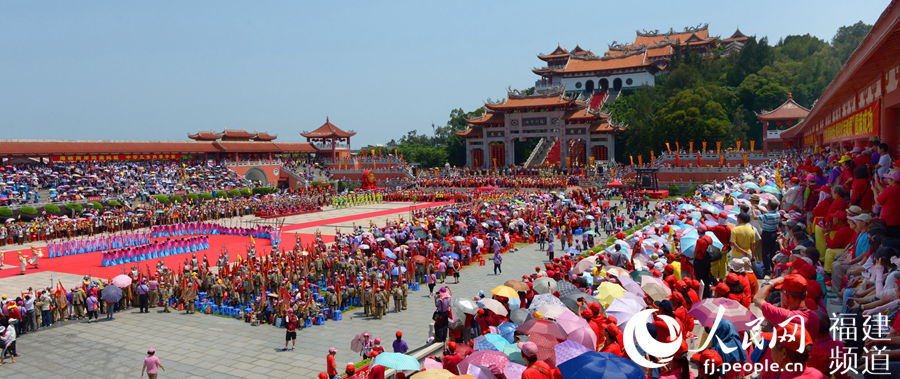 “海峡两岸万名信众齐拜妈祖祭祀大典”活动现场 “海峡两岸万名信众齐拜妈祖祭祀大典”活动现场