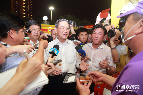 张志军与台湾摊主交流互动,品尝地道台湾小吃