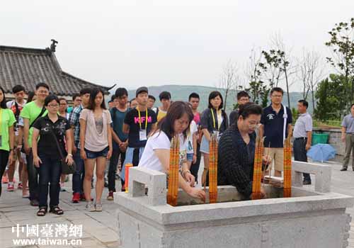台胞学子祭拜台湾首任巡抚刘铭传