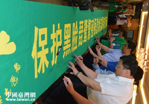两岸黑脸琵鹭保护志愿者签名活动现场 两岸黑脸琵鹭保护志愿者签名活动现场