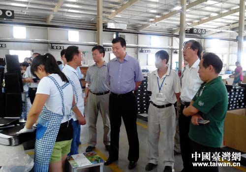 洛阳市政协副主席吉振华一行参观吉美鞋业生产车间 洛阳市政协副主席吉振华一行参观吉美鞋业生产车间