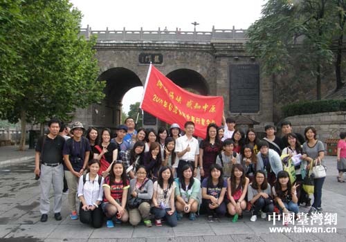 2014年台湾青年中原行夏令营代表团到洛阳参访并合影留念 2014年台湾青年中原行夏令营代表团到洛阳参访并合影留念