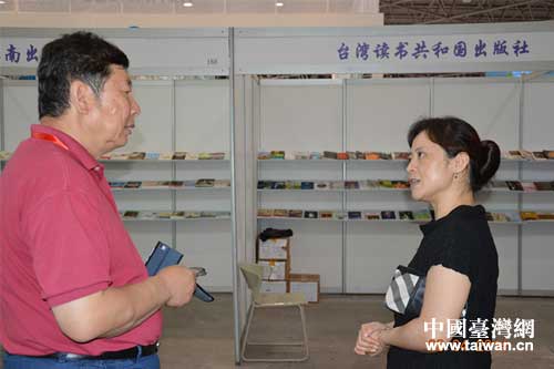 市台办主任胡琳与联系台湾参展商的中国图书进出口公司负责人亲切交谈 市台办主任胡琳与联系台湾参展商的中国图书进出口公司负责人亲切交谈