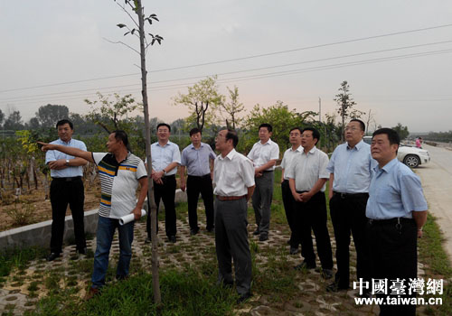 考察团一行在听取海峡两岸科技合作中心负责人介绍园区建设规划情况 考察团一行在听取海峡两岸科技合作中心负责人介绍园区建设规划情况