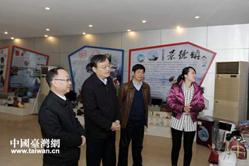 江西省委常委、省委秘书长龚建华在省台办参观赣台经贸合作成果展示厅 江西省委常委、省委秘书长龚建华在省台办参观赣台经贸合作成果展示厅