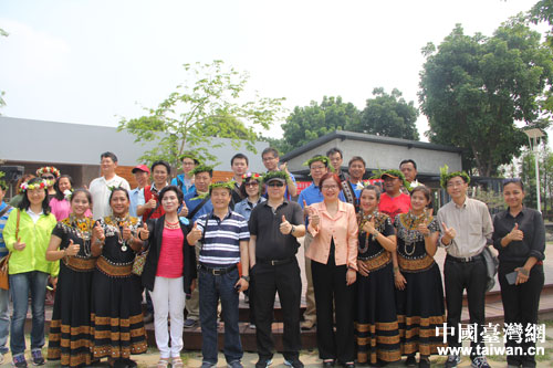 北京旅游文化交流团与台湾少数民族合影 北京旅游文化交流团与台湾少数民族合影