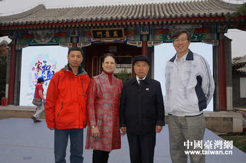 市台联副会长出席颁奖典礼并和“2015首都最美家庭代表陈炳楠、张秋凤合影 市台联副会长出席颁奖典礼并和“2015首都最美家庭代表陈炳楠、张秋凤合影