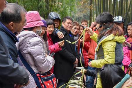 说明: 参访国际竹艺城,并体验竹编传统工艺