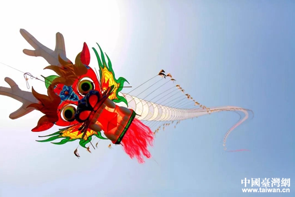 “龙”风筝翱翔在天空中 “龙”风筝翱翔在天空中