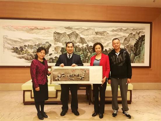 四川主办方向台湾台东县体育发展基金会赠送纪念品 四川主办方向台湾台东县体育发展基金会赠送纪念品