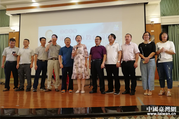 代表团演唱民俗歌曲展示毛南族风采 代表团演唱民俗歌曲展示毛南族风采