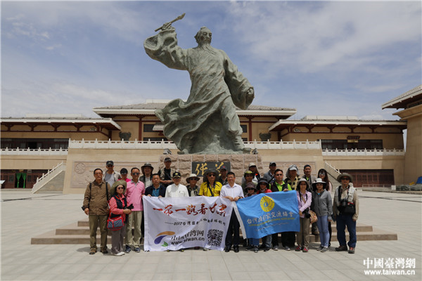 采风团在草圣故里文化产业园合影。(中国台湾网 李岳 摄)