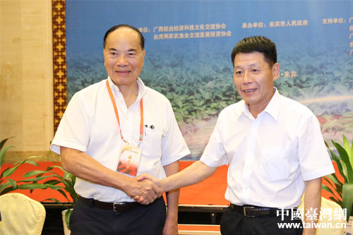 广西台办主任刘侃(右)与海峡两岸农渔业交流发展投资协会理事长林享能签约后握手
