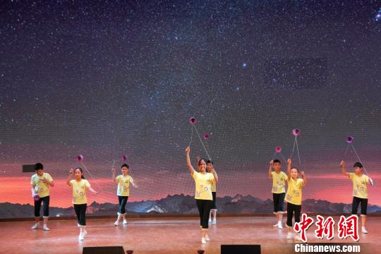 台湾小学生表演《舞动兴铃》 李娟 摄
