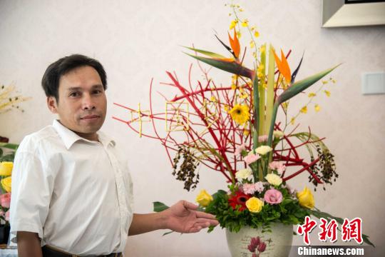 图为学员及其作品。 洪坚鹏 摄