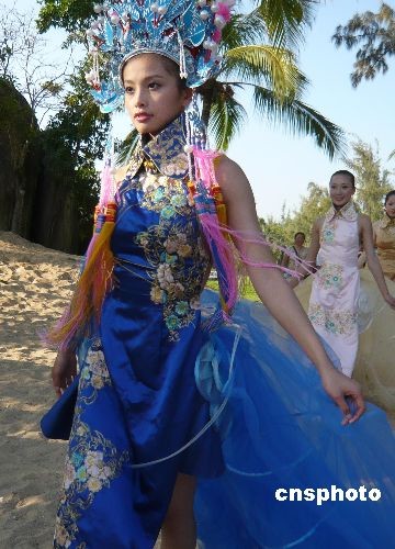图为参赛佳丽在海边展示婚纱。