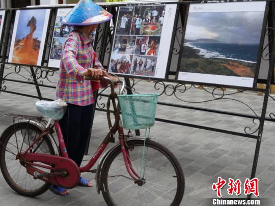 琼台双岛摄影家作品在海口骑楼老街展出