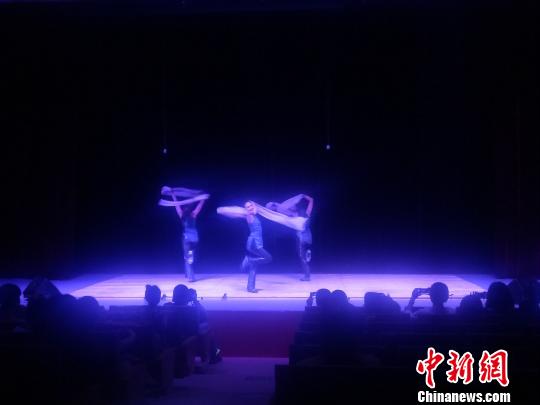 台湾踢踏舞团河北献艺演绎中国魂