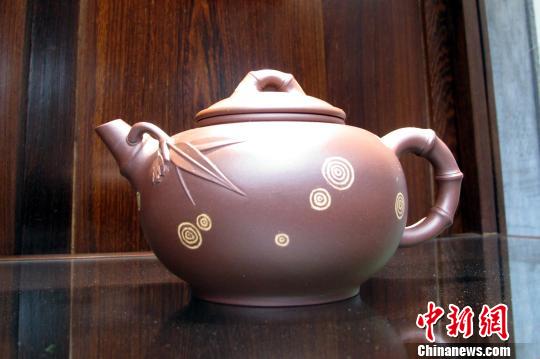 富贵竹壶在经典陶坊展出,由紫砂技艺代表性传承人汪寅仙制作,价值逾百万人民币。 王琳 摄