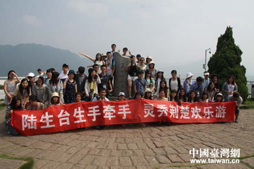 鄂台同学在三峡大坝截流公园前合影