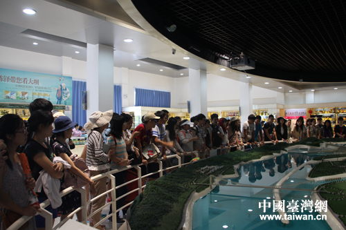 鄂台同学在三峡大坝截流公园前合影