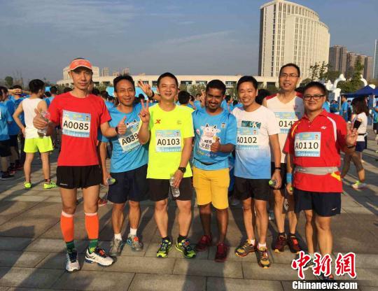 民众参加长沙望城公益半程马拉松 付敬懿 摄