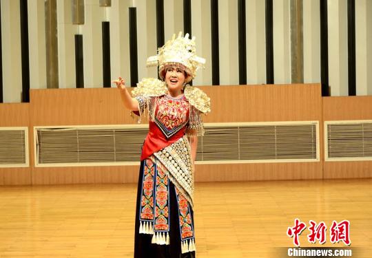 美女演唱极具湖南特色的民间山歌。 徐卓俊 摄