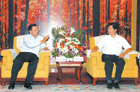 图为杨子明(右)与江丙坤(左)会谈。