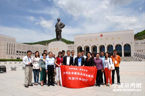 参访团一行在延安革命纪念馆前合影留念。