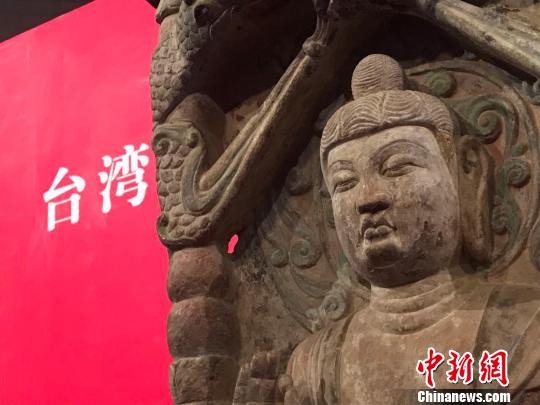 邓峪石塔位于山西省榆社县邓峪村,是中国古代石刻艺术精品。1996和1998年,塔刹和塔身先后被盗。 胡健 摄