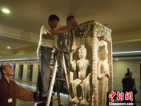 工作人员此前运输邓峪石塔塔身。 资料图 摄