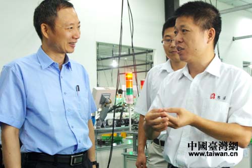 四川省台办主任周敏谦(左)考察德阳帛汉电子有限公司