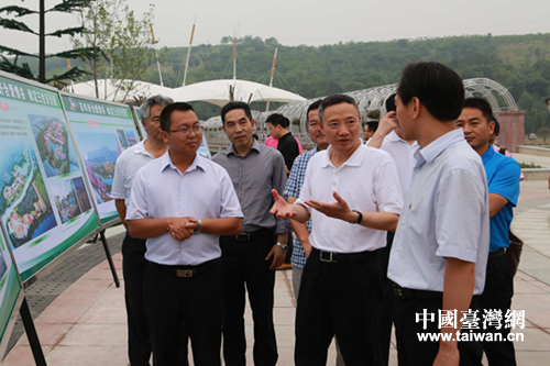 四川省台办主任周敏谦(右二)听取百年好合爱情谷负责人(左一)工作汇报。 四川省台办主任周敏谦(右二)听取百年好合爱情谷负责人(左一)工作汇报。