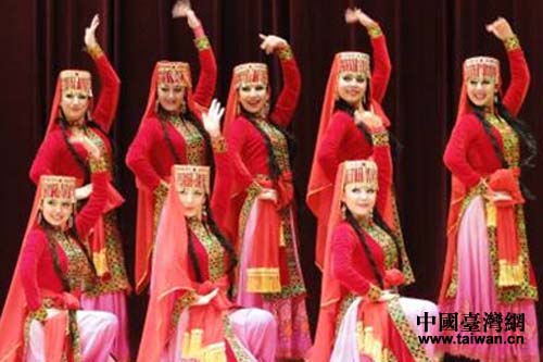 新疆师范大学木卡姆艺术团表演塔吉克民间舞蹈 新疆师范大学木卡姆艺术团表演塔吉克民间舞蹈