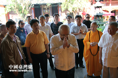 吴伯雄拜谒中国远征军抗日阵亡将士