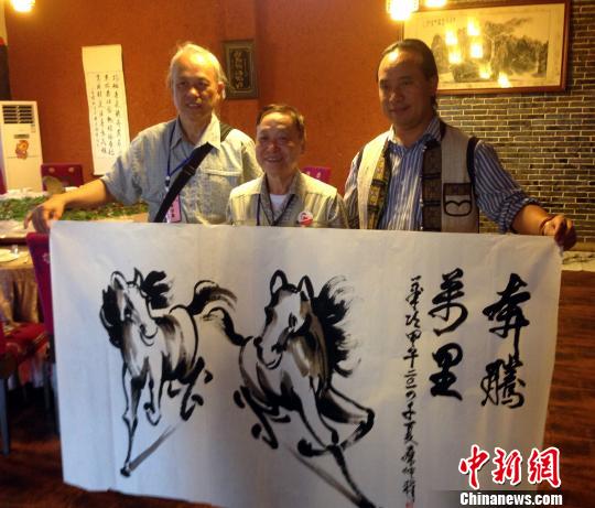 台湾画家秦仲璋(中)画奔马赠予云南石林普世老民族餐厅负责人普文忠(右1)。 台湾画家秦仲璋(中)画奔马赠予云南石林普世老民族餐厅负责人普文忠(右1)。