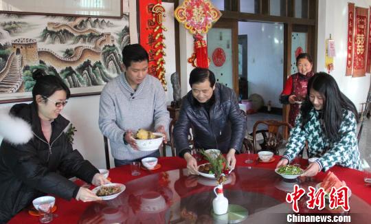 “两岸一家亲”年夜饭浙江太湖边小村庄飘香