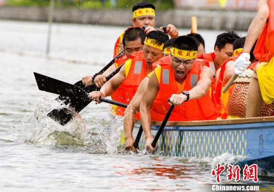 5月29日,由来自宁波和台湾的海峡两岸代表队共同参加的“两岸一家亲·龙舟端午情”秀美浃江龙舟赛在宁波北仑小港街道小浃江上举行。 夏亮 摄