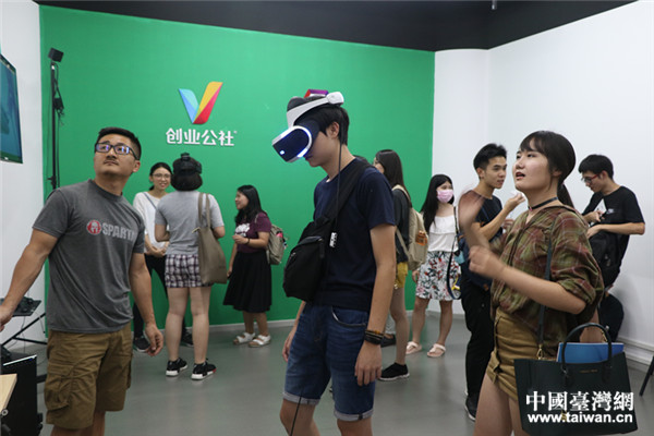 在创业公社体验基地,同学们体验VR技术 在创业公社体验基地,同学们体验VR技术