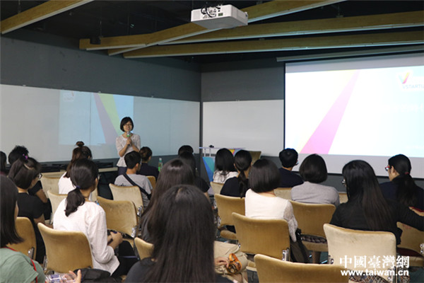 创业公社公共事业部总经理张媛介绍了创业公社的整体情况,并就青年学生的问题进行了详细解答 创业公社公共事业部总经理张媛介绍了创业公社的整体情况,并就青年学生的问题进行了详细解答