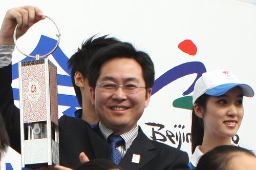 曲莹璞展示火种灯