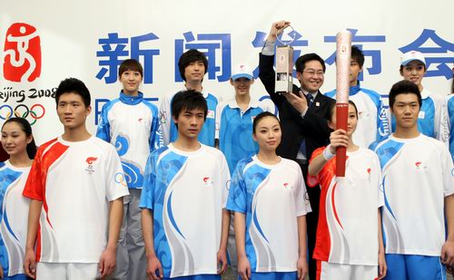 展示火炬手服装及火种灯