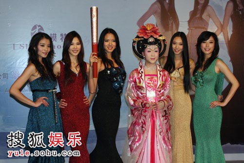 高举火炬,同祈盼奥运的胜利