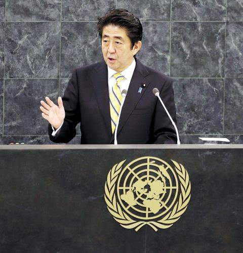 日本首相安倍晋三25日在纽约发表演讲时称,修改宪法解释以解禁集体自卫权的目的是使日本变成“为世界和平与稳定更积极做出贡献的国家”。图为26日安倍在联合国演讲。