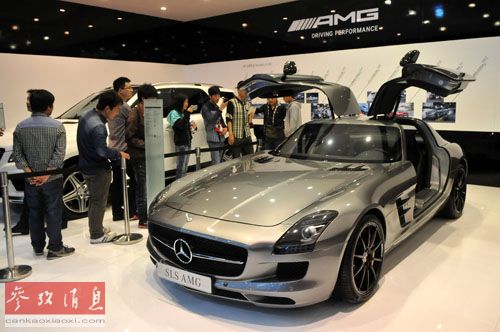 资料图片:2014年4月10日,参观者在车展上参观奔驰SLS AMG跑车。新华社记者李博摄 资料图片:2014年4月10日,参观者在车展上参观奔驰SLS AMG跑车。新华社记者李博摄