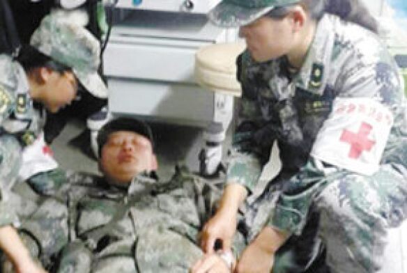 解放军炊事员晕倒的前前后后 解放军炊事员晕倒的前前后后