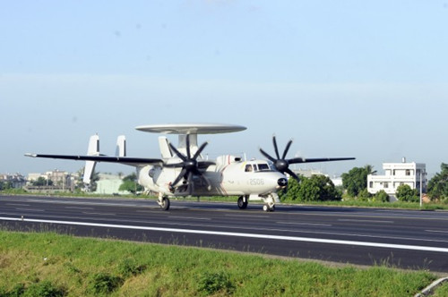 E-2K预警机公路降落 E-2K预警机公路降落