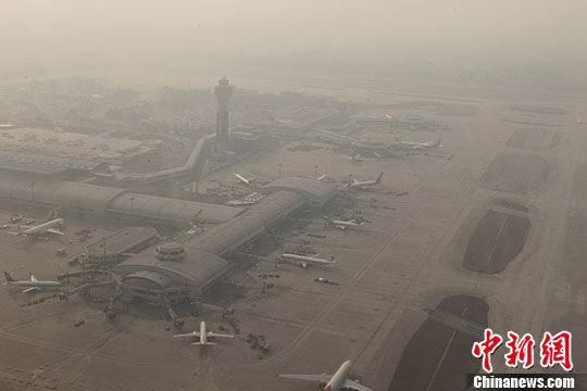 资料图:雾霾对军事飞行影响严重,或致致命事故。 资料图:雾霾对军事飞行影响严重,或致致命事故。